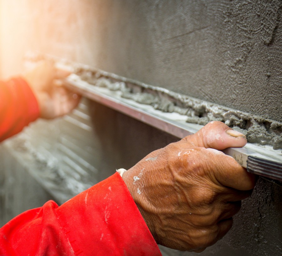 Comment lisser un mur irrégulier ?