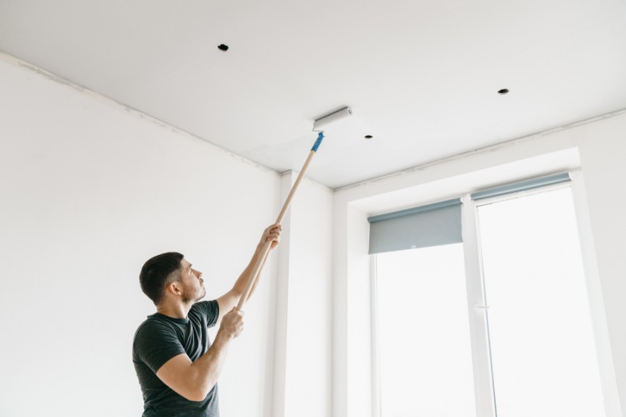 Comment peindre un plafond sans se fatiguer ?