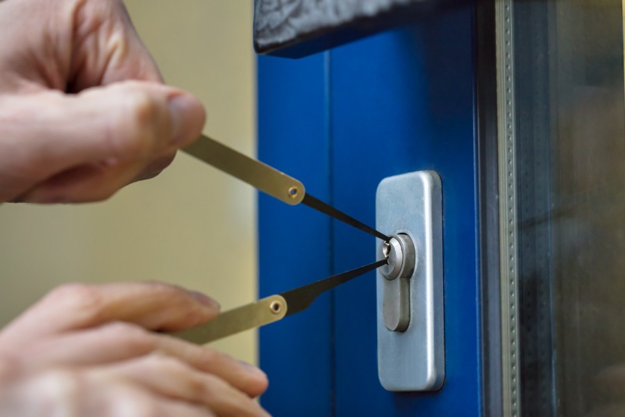 Quelles sont les précautions à prendre lorsqu'on ouvre une porte sans clé ?