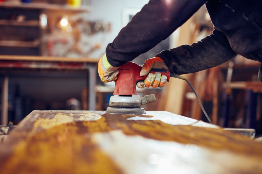 Quels critères prendre en compte pour choisir entre une ponceuse orbitale et une ponceuse excentrique pour poncer des surfaces en bois ?