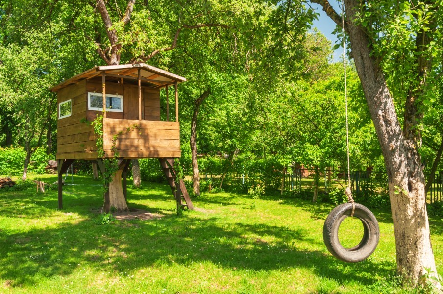 Quels matériaux utiliser pour construire une cabane en bois sur pilotis ?