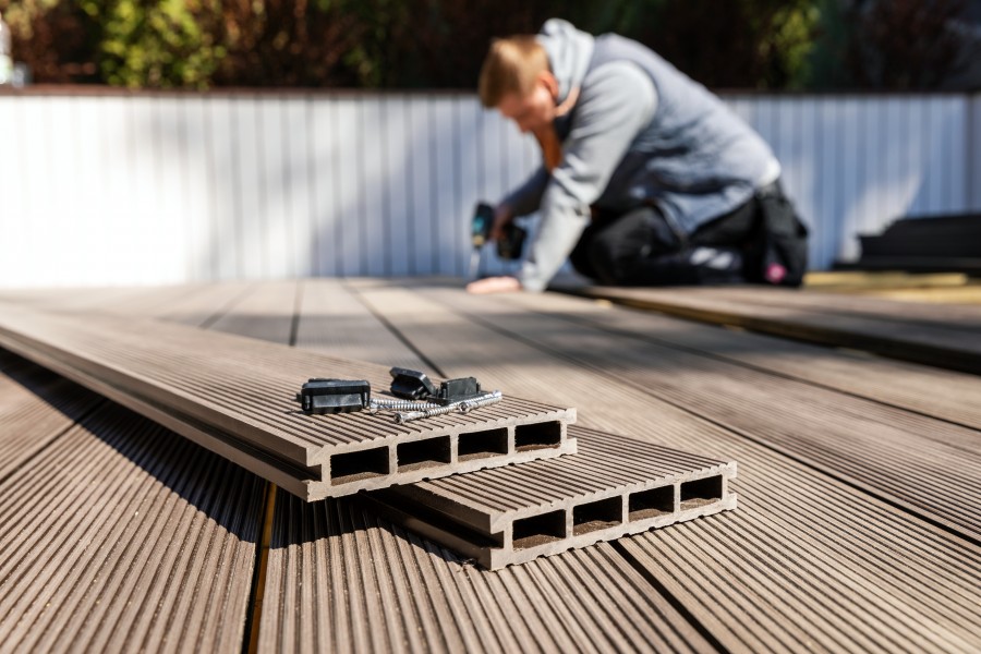 Quels sont les matériaux nécessaires pour faire une terrasse en bois sur terre ?